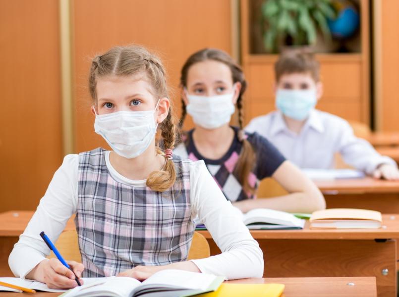 Học sinh đeo khẩu trang và giữ khoảng cách tại lớp
