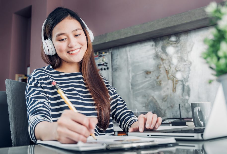 du học sinh làm đơn apply vào đại học Mỹ