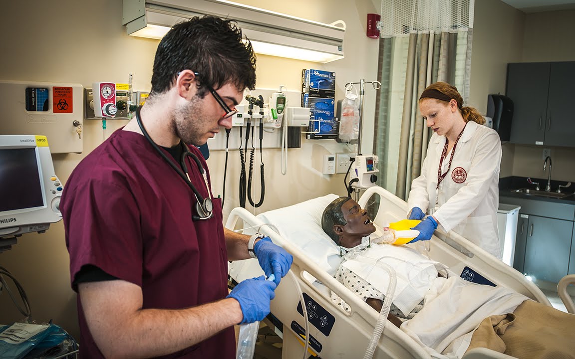 Sinh viên Massachusetts College of Pharmacy and Health Sciences thực hành trong quá trình học.