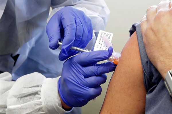 Mỹ bắt đầu tiêm chủng vaccine ngừa Covid-19