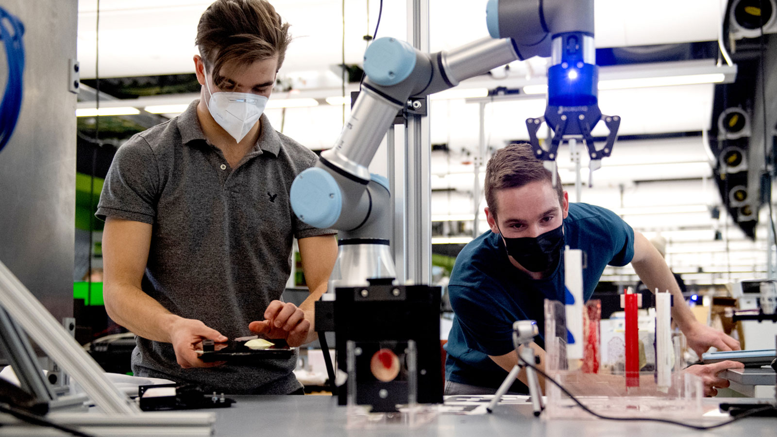 Sinh viên quốc tế nghiên cứu STEM tại đại học Northeastern.