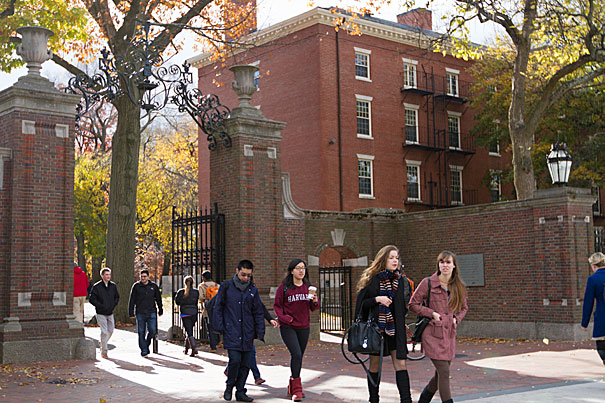sinh viên quốc tế trong khuôn viên trường đại học Harvard.