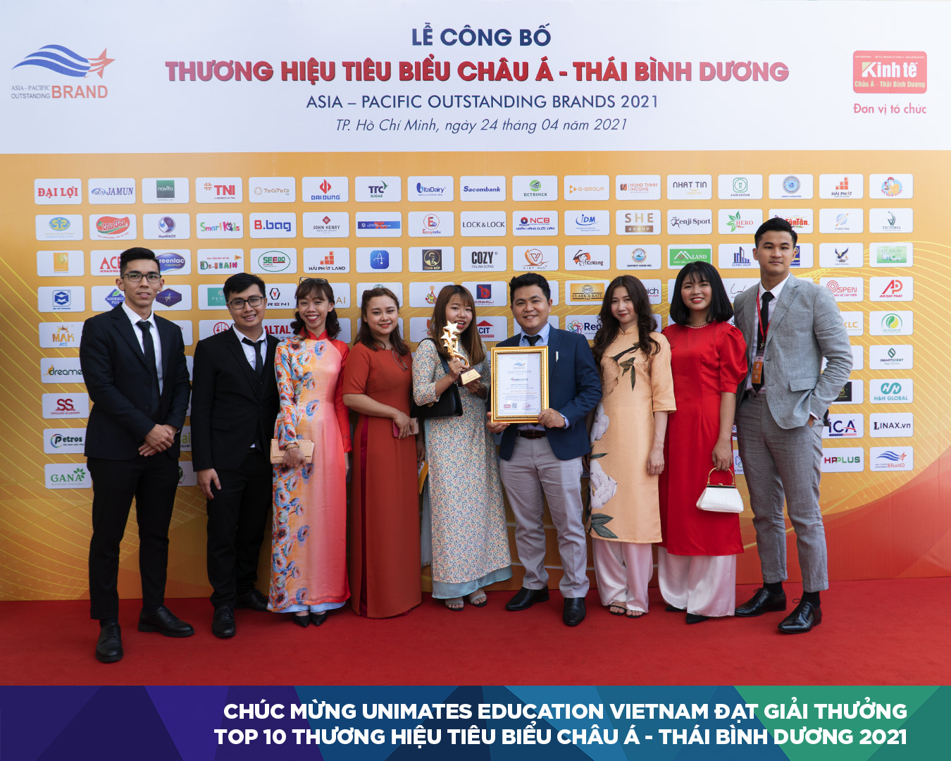 Đội ngũ UNIMATES trong lễ trao giải TOP 10 thương hiệu tiêu biểu châu Á - Thái Bình Dương 2021 