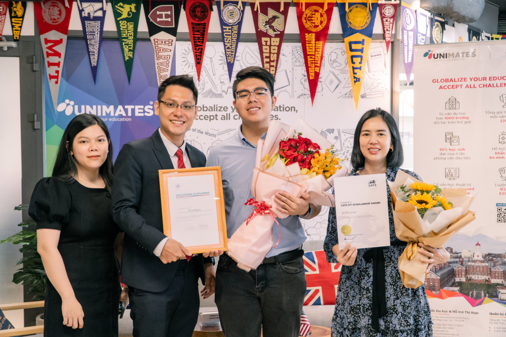 Duy An (giữa) cùng mẹ (trái) và đại diện tuyển sinh CATS Academy Boston trong buổi trao học bổng 100% CATS Academy Boston