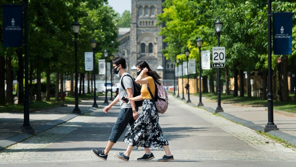 sinh viên đi trong khuôn viên trường đại học tại canada