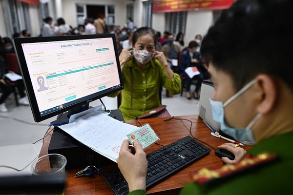 người dân đi đổi thẻ căn cước công dân điện tử
