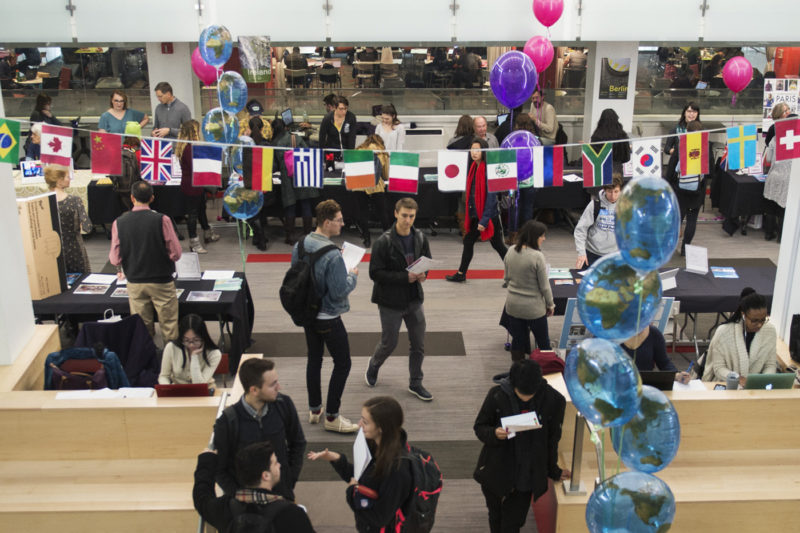 sinh viên tại ngày hội việc làm tại Northeastern University