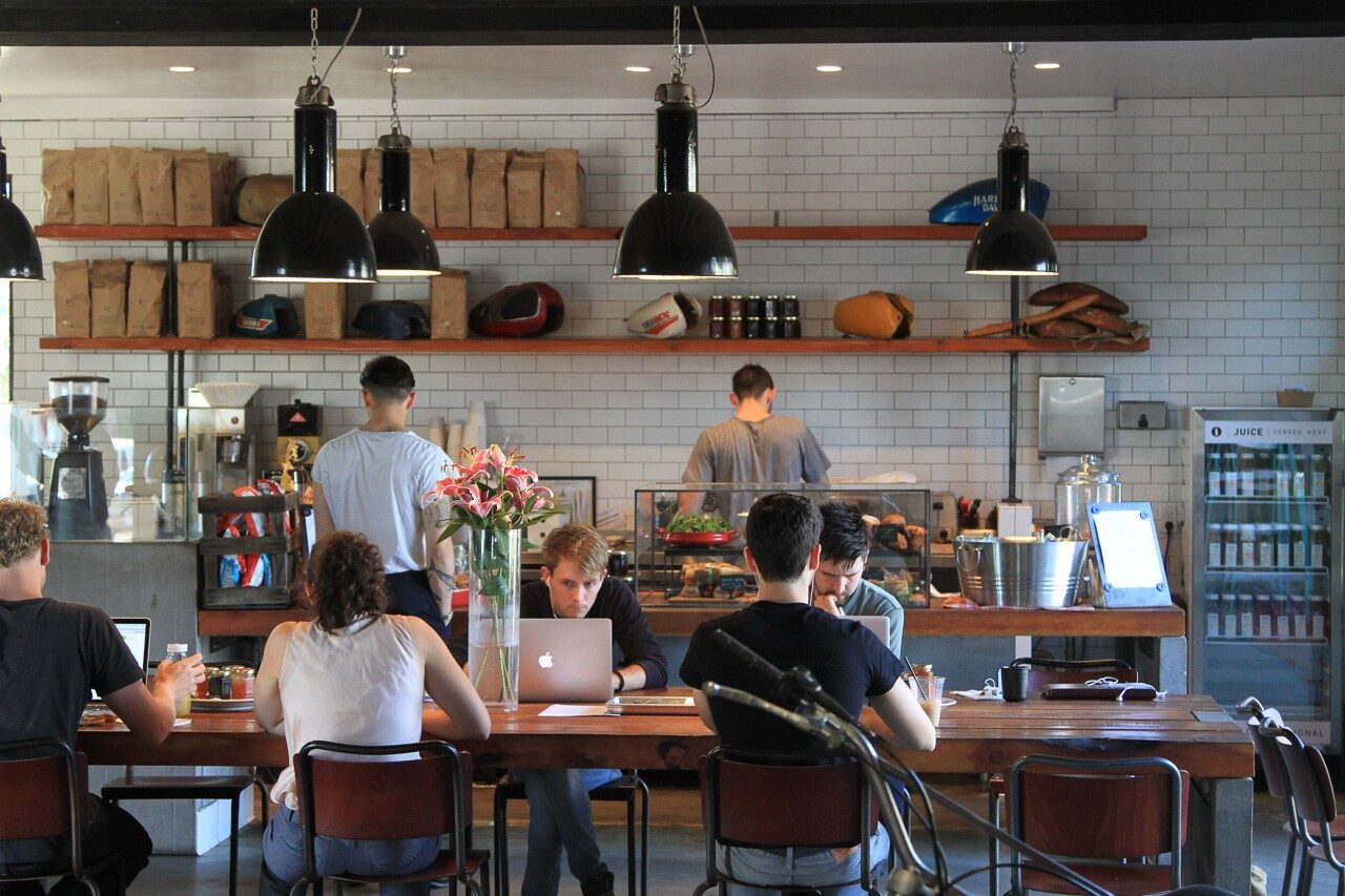 4 bí quyết tìm việc part time khi du học - Công việc part time tại quán cà phê là lựa chọn phù hợp cho sinh viên