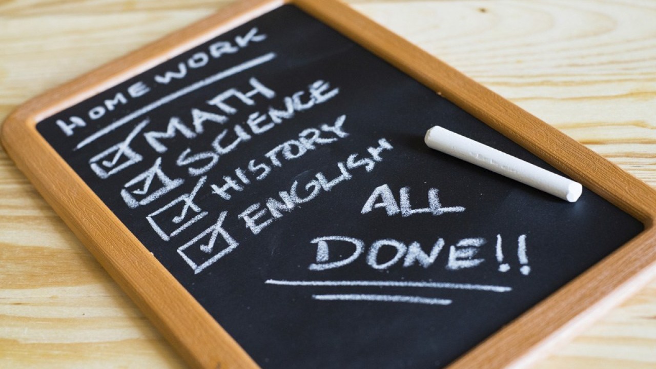 Sự khác biệt tại đại học Mỹ School.Homework.ADHD at school remembering to turn in assignments.Article.5951A.chalkboard homework.ts 467588985 3 - Sự khác biệt tại đại học Mỹ